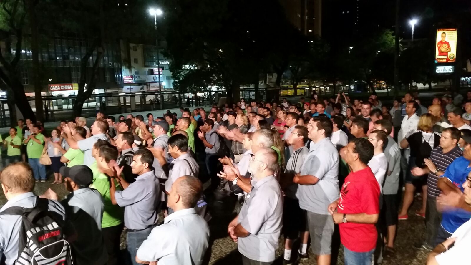 Categoria unida na luta, em assembleia na Rui Barbosa, dá o rumo da negociação salarial.